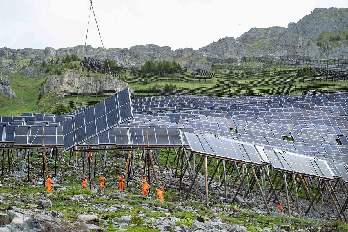 Spezialisten und Monteure montieren Photovoltanik Module mit einem Helikopter, an der ersten alpinen Photovoltanikanlage der Zentralschweiz an der Sidenplangg auf rund 1800 bis 2000m ueber Meer in der Gemeinde Spirigen im Schaechental im Kanton Uri