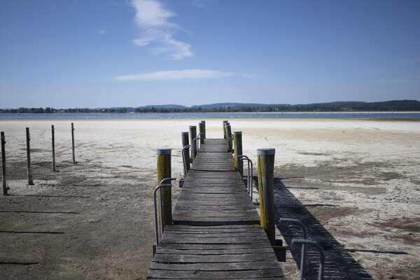Der Untersee bei tiefem Pegelstand, aufgenommen am Samstag, 13. August 2022, in Triboltingen. Der Pegel liegt bei 394,80 Metern ueber Meer und ist damit Anfang August so tief wie noch nie seit Beginn der Aufzeichnungen 1886.