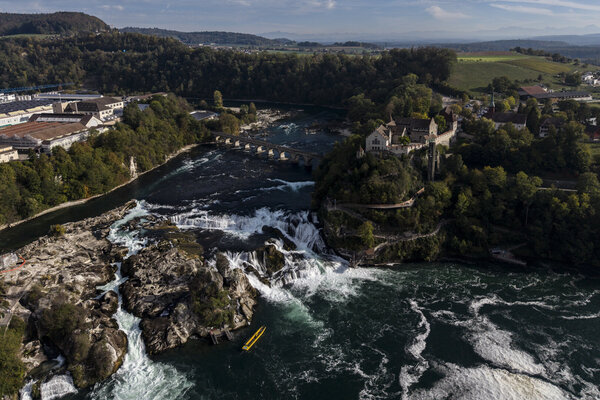 Rund 110 Kubikmeter Wasser pro Sekunde fliessen laut BAFU (Bundesamt fuer Umwelt) den Rheinfall hinunter am Freitag, 16. Oktober 2026 in Neuhausen. Nach einem heissen Sommer und einer anhaltenden Trockenperiode naehert sich die Abflussmenge dem Allzeittiefwert von 1921 mit 95 Kubikmeter pro Sekunde an, normalerweise fliessen im Oktober im Schnitt rund rund 335 Kubikmeter Wasser den Rheinfall hinunter.