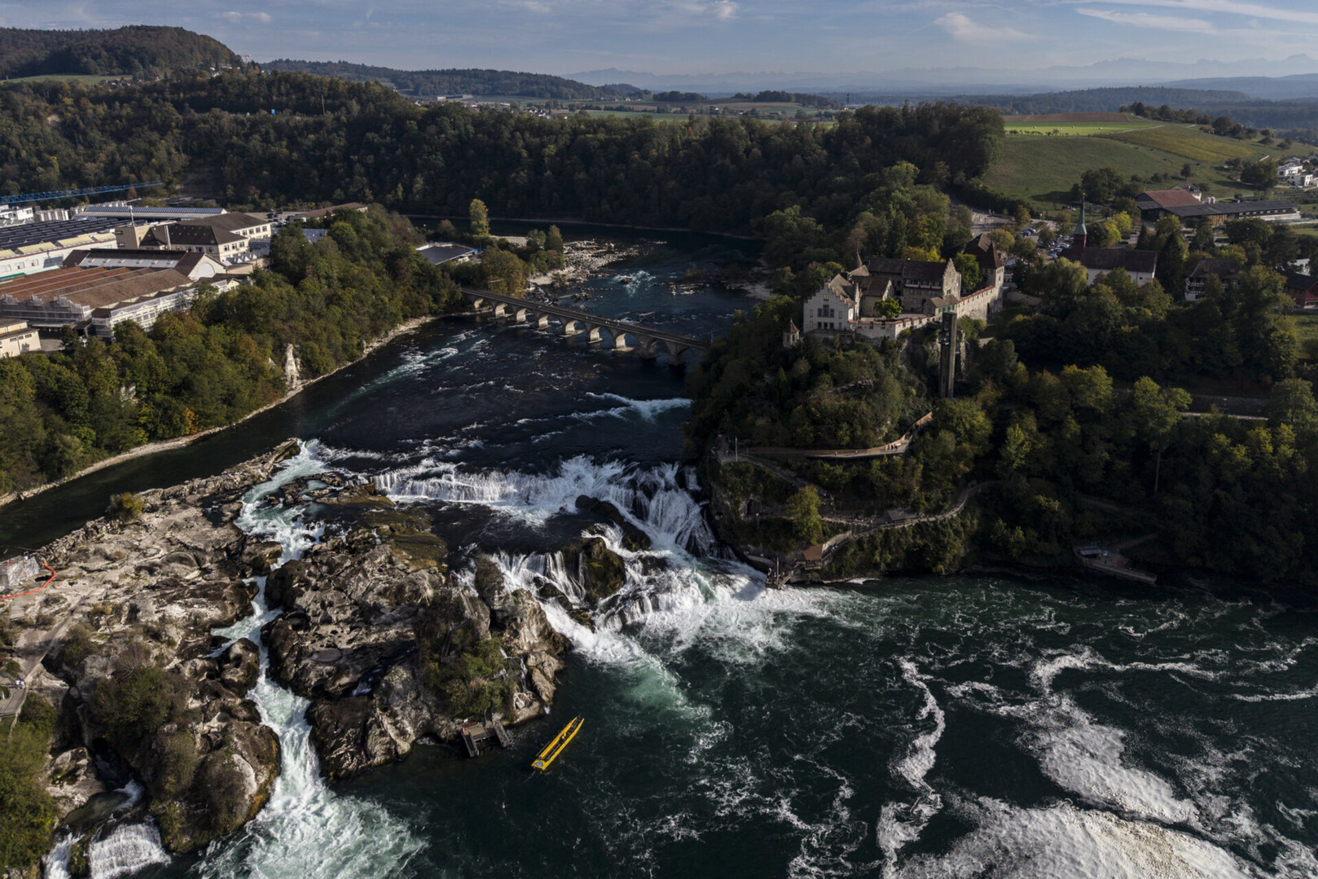 Rund 110 Kubikmeter Wasser pro Sekunde fliessen laut BAFU (Bundesamt fuer Umwelt) den Rheinfall hinunter am Freitag, 16. Oktober 2026 in Neuhausen. Nach einem heissen Sommer und einer anhaltenden Trockenperiode naehert sich die Abflussmenge dem Allzeittiefwert von 1921 mit 95 Kubikmeter pro Sekunde an, normalerweise fliessen im Oktober im Schnitt rund rund 335 Kubikmeter Wasser den Rheinfall hinunter.