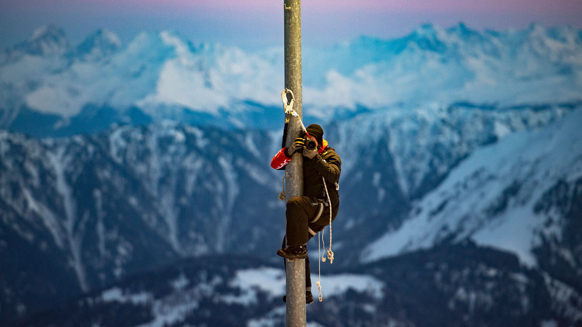 Un photographe au travail pendant le run final de la competition de halfpipe aux Laax Open.