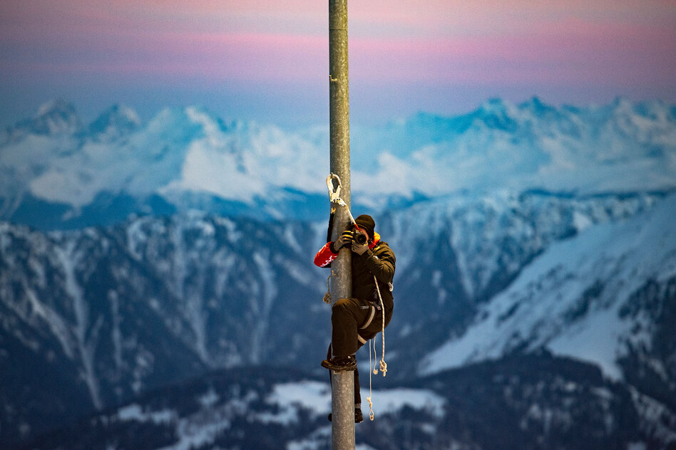 Un photographe au travail pendant le run final de la competition de halfpipe aux Laax Open.