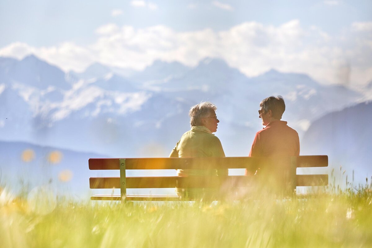 Zwei Frauen sitzen auf einer Parkbank und unterhalten sich, auf dem Sonnenberg, Kriens.