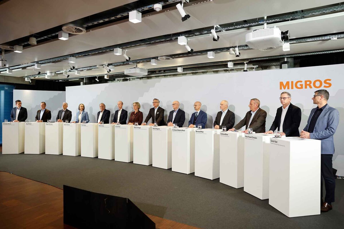 Mario Irminger, Praesident Generaldirektion Migros-Genossenschafts-Bund, Mitte, spricht neben Ursula Nold, Praesidentin Verwaltung Migros-Genossenschafts-Bund, Mitte links, und den Praesidenten der Migros Genossenschaften, waehrend einer Medienkonferenz der Migros, am Montag, 26. Oktober 2026 in Bern. 