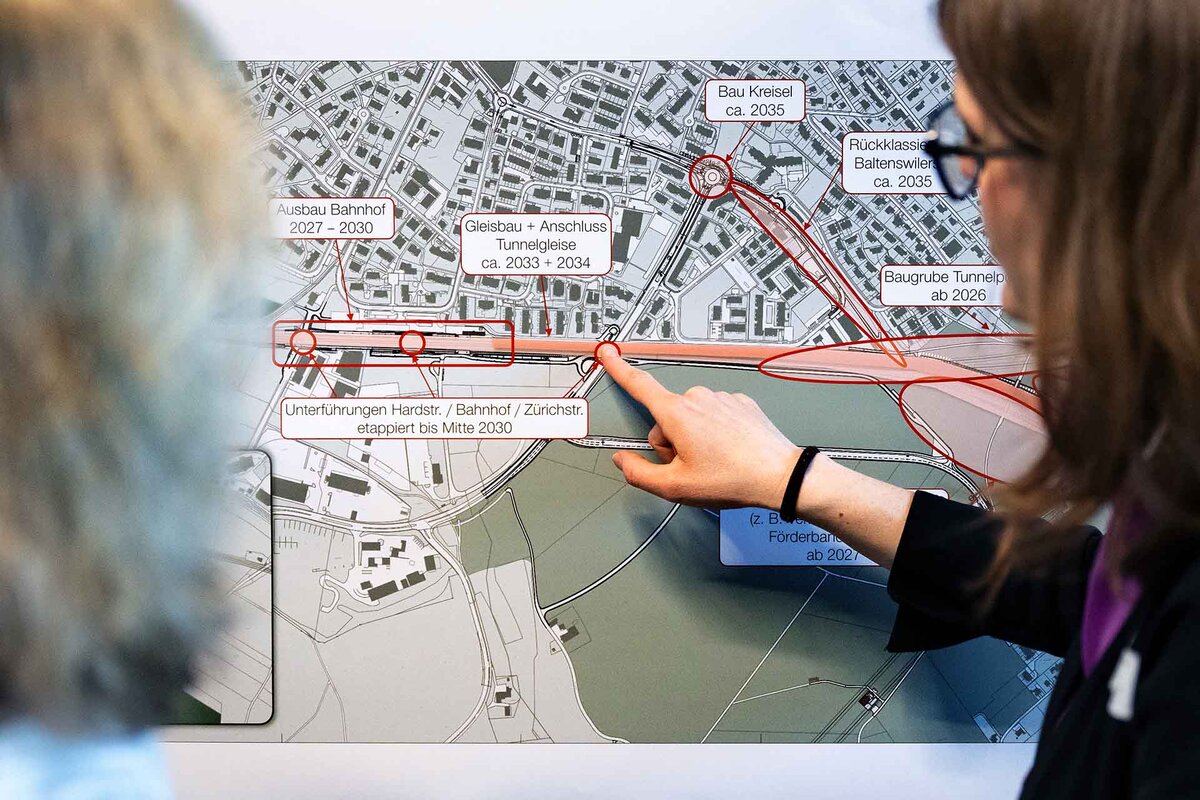 Tina Black, Leiterin Projekte in Bassersdorf, rechts, informiert an einem Mediengespraech ueber das Bauprogramm des Grossprojekts Mehrspur Zuerich-Winterthur am Dienstag, 17. Maerz 2026, in Zuerich.