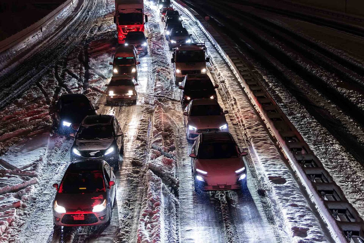 Autos stauen sich auf der Autobahn A14 auf der Hoehe von Buchrain in Richtung Luzern am Donnerstag, 21. November 2024