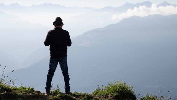 Eine Person schaut in die ferne auf der Alp Flimserstein, aufgenommen am Samstag, 19. September 2026 in Flims.