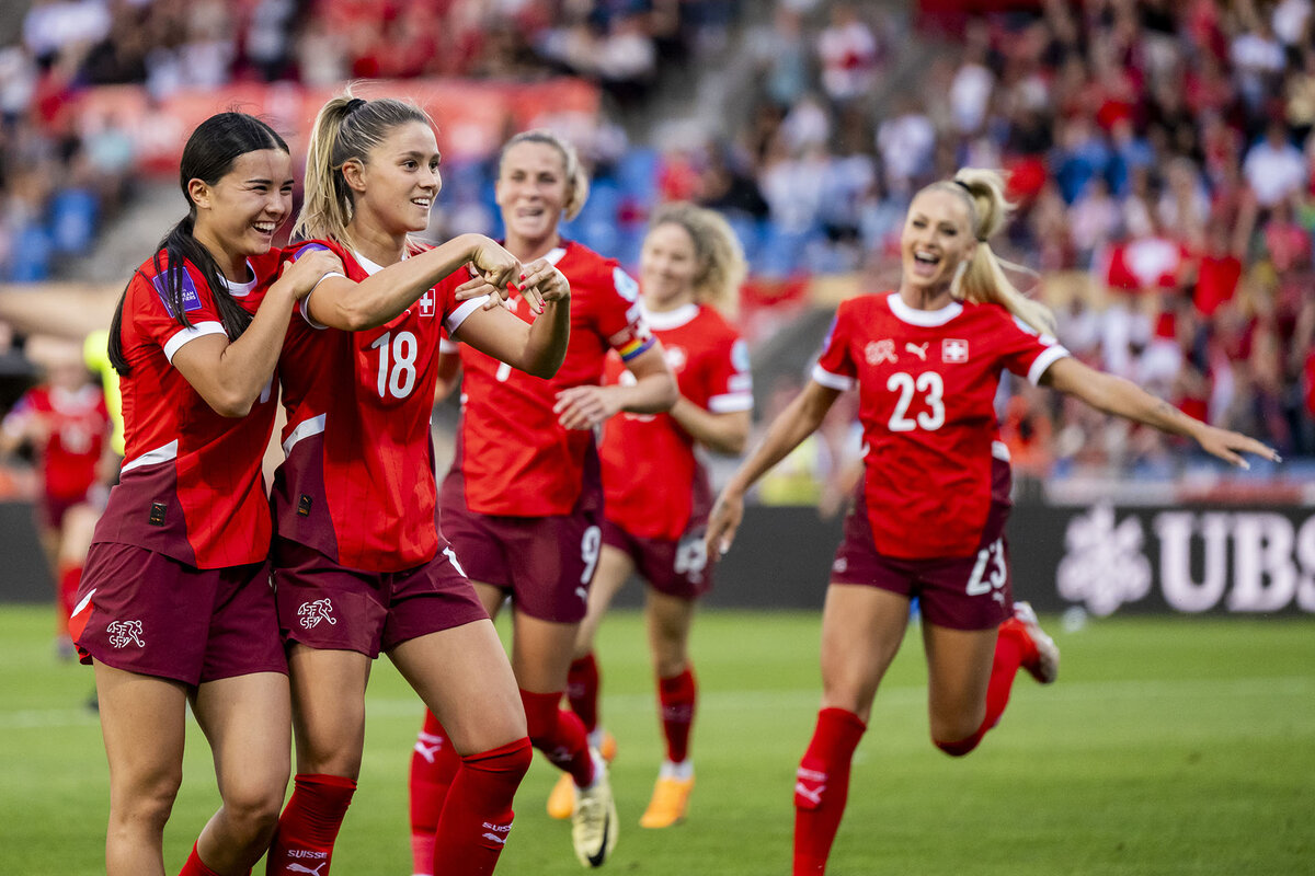 Die Schweizer Verteidigerin Viola Calligaris (2. von links) jubelt nach ihrem zweiten Treffer waehrend des Fussballspiels der UEFA Women's European Qualifiers, League B Gruppe B1, zwischen der Schweiz und Aserbaidschan.