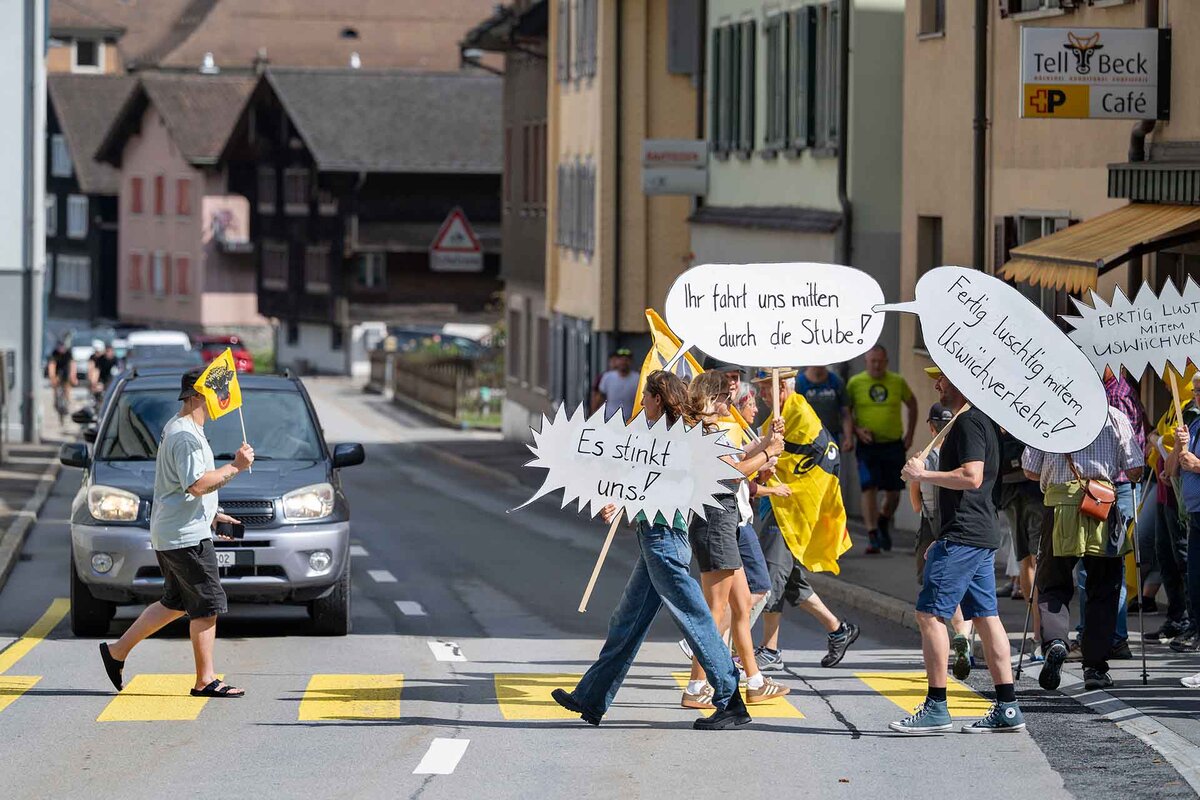 Rund 60 Bewohner aus allen Urner Gemeinden Protestieren mit einem Fussgaengerstreifen Aktion gegen den starken Aussweichverkehr auf den Urner Dorfstrassen, wegen dem Ausweichverkehr den es durch den Gotthard Stau auf der Autobahn A2 ergibt