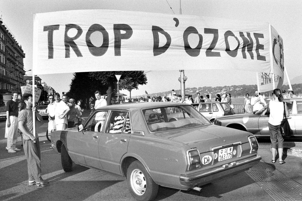 Eine Demonstration in Genf gegen die zunehmende Luftverschmutzung, die Belastung durch Ozon und den zunehmenden Strassenverkehr, aufgenommen im August 1991.