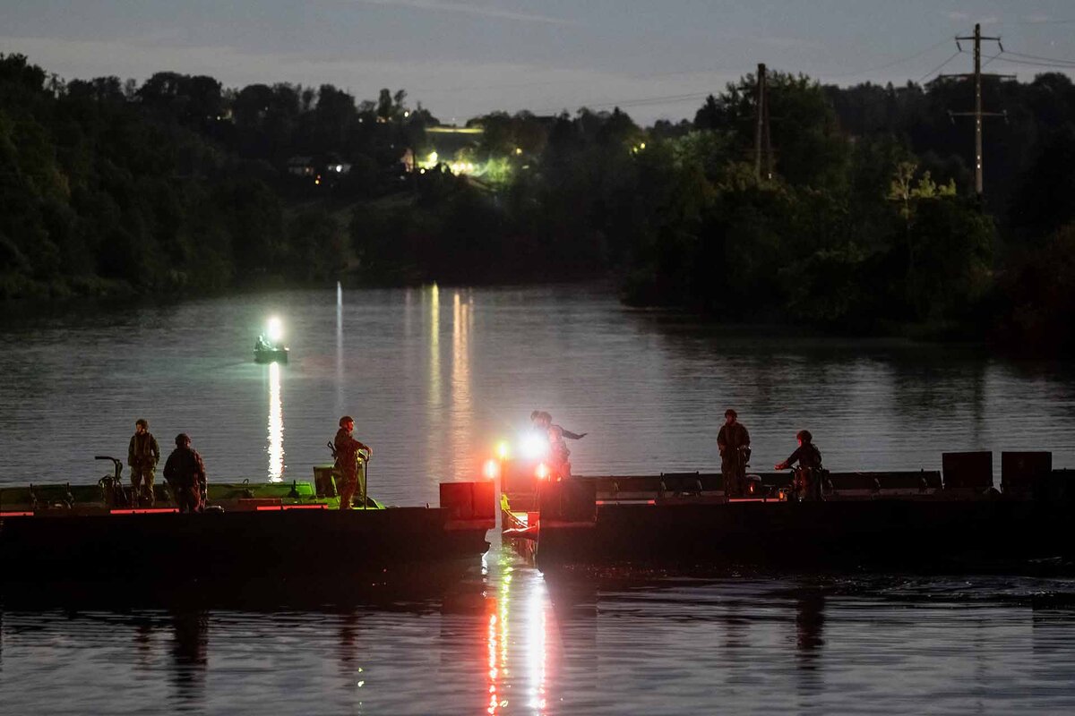 Soldaten des Pontonierbataillons 26 verbinden auf der Aare zwei von zehn Elementen einer Schwimmbruecke 95/15, im Rahmen der Volltruppenuebung "MOBILO 26", in der Nacht vom 24. auf den 25. September 2026 in Berken BE, unweit des Waffenplatzes Wangen an der Aare. 