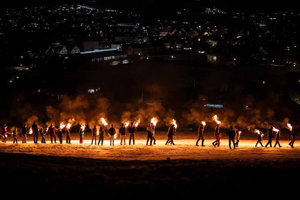 Ein Fackelzug ist auf dem Weg zum Funken im Ried, um diesen zu entzuenden, am Funkensonntag, 15. Maerz 2026, in Appenzell. Am vierten Sonntag der Fastenzeit werden rund um Appenzell die "Funken" entzuendet. Mit dem Funken wird die "Funkebaabe" mitverbrennt. So soll der Winter vertrieben werden.