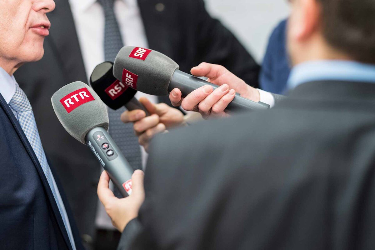 Bundeshausjournalisten der SRG SSR Kanaele der drei Sprachregionen, RTR, SRF und RSI, strecken ihre Mikrofone zu Bundesrat Ueli Maurer, der vor den Medien die Argumente fuer die neue Finanzordnung 2021 erklaert, am Dienstag, 9. Januar 2018 in Bern.