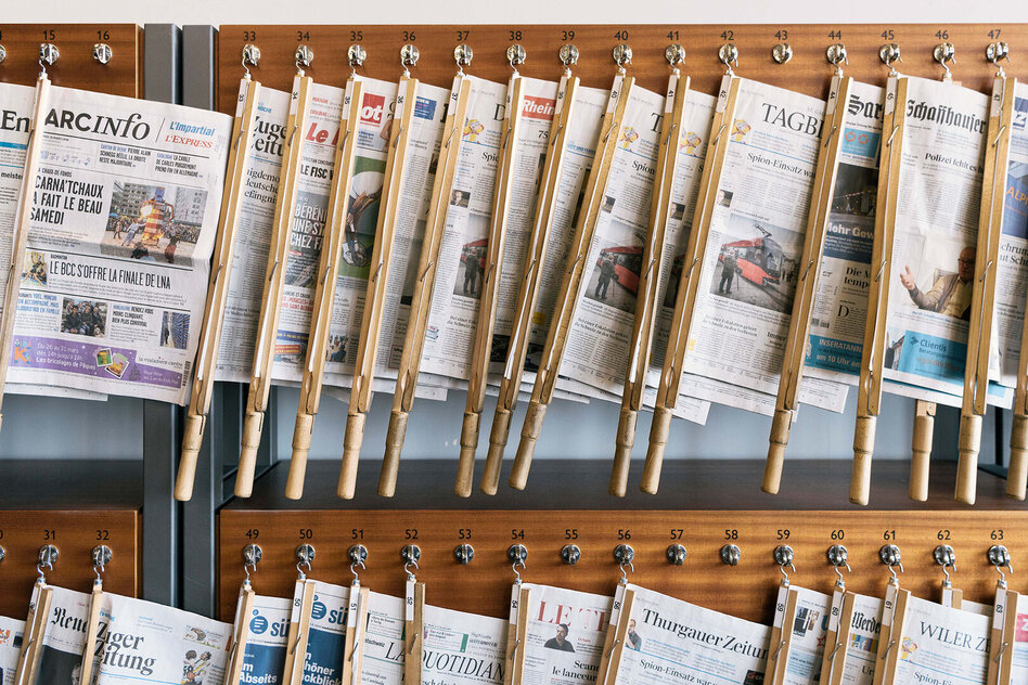 Des journaux sur des porte-journaux a l'Universite de Saint-Gall (HSG).