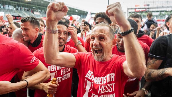 Thun Cheftrainer Mauro Lustrinelli feiert den soeben gesichterten Meistertitel, am Sonntag, 3. Mai 2026 in der Stockhorn Arena in Thun.