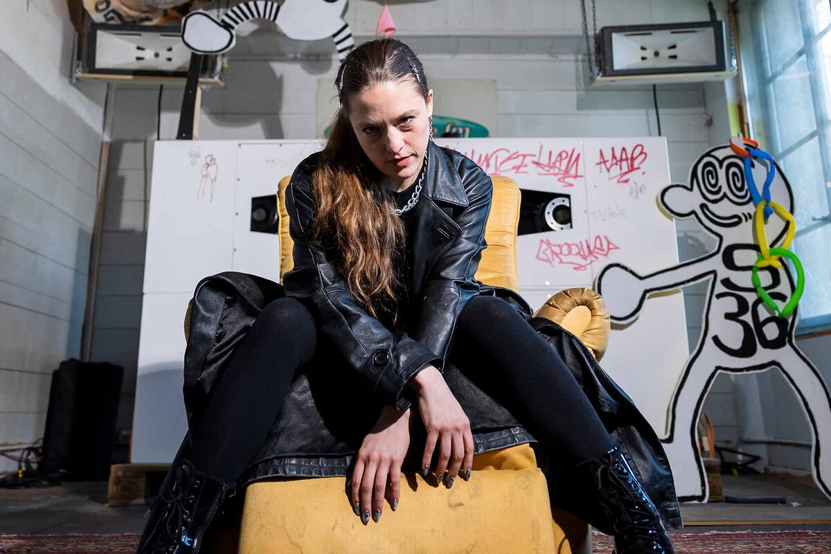 La chanteuse lausannoise Nathalie Froehlich pose pour le photographe ce lundi 2 mars 2026 a Lausanne. 