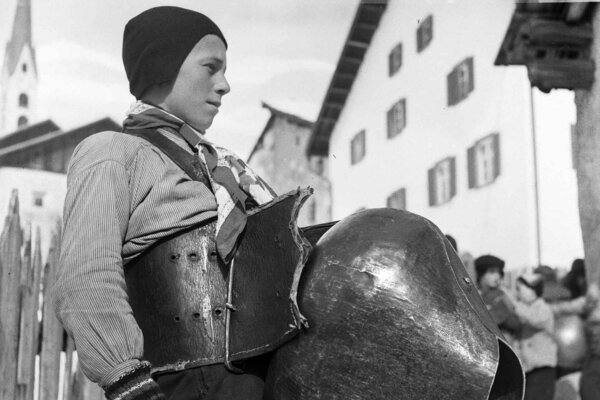 Genau wie "Schellenursli" freuen sich die Zuozer Buben jedes Jahr auf den Beginn des "Chalandamarz" und ziehen dann mit ihren Glocken und Schellen von Haus zu Haus, um den Fruehling anzukuendigen