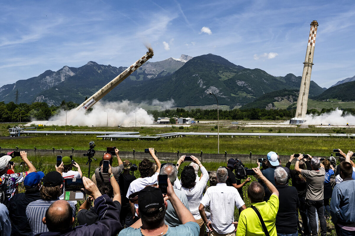 Une vue d'explosion controlee des deux cheminees de l'ancienne raffinerie Tamoil le jeudi 21 mai 2026 a Collombey-Muraz dans le Chablais valaisan.