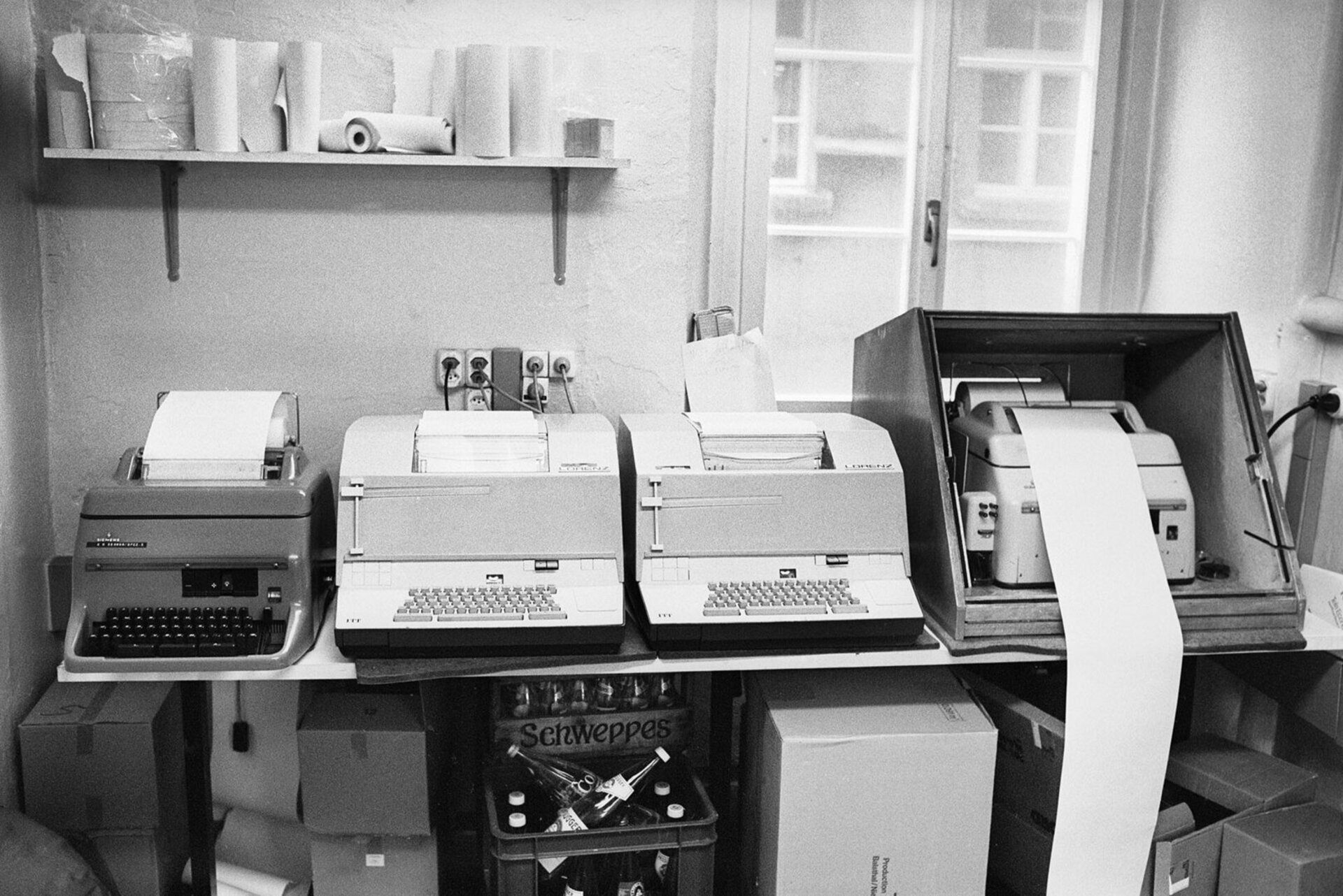 Les téléscripteurs des différentes agences dans les locaux de l'agence photo Keystone à Zurich, photographiés en 1988.