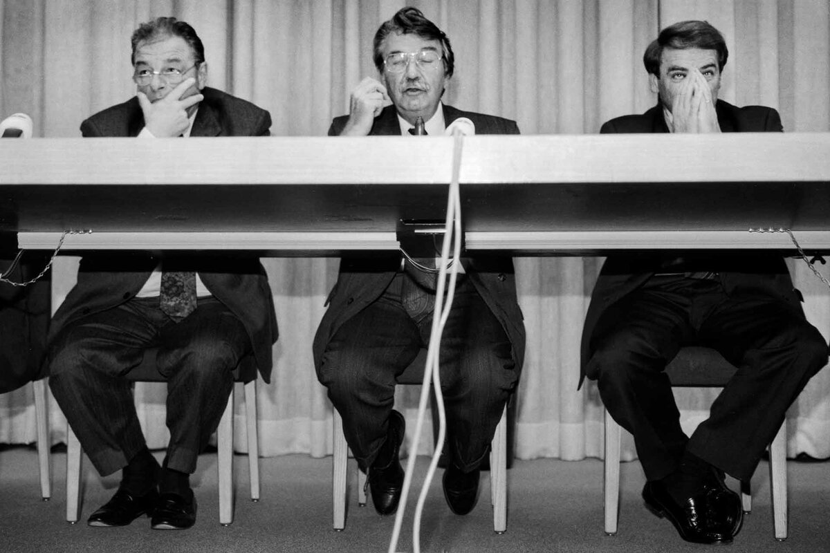 Jean-Pascal Delamuraz, links, Rene Felber, Mitte, und Adolf Ogi, rechts, sprechen an einer Pressekonferenz des Bundesrates ueber den Europaeischen Wirtschaftsraum, EWR, am 22. Oktober 1991 in Bern.