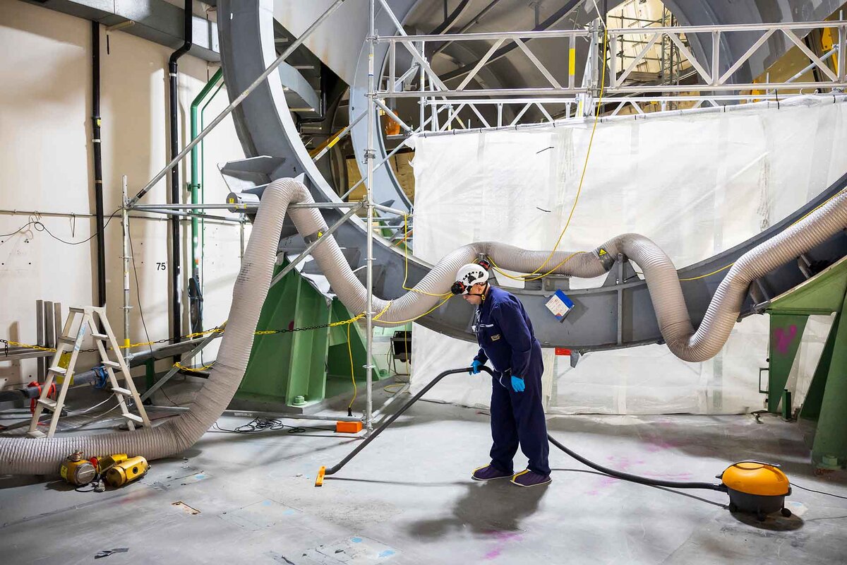 Ein Mitarbeiter waehrend Dekontaminationsarbeiten beim weitgehend zurueckgebauten Torus im Reaktorgebaeude, waehrend den Rueckbauarbeiten im Kernkraftwerk Muehleberg, am Freitag, 7. November 2025 in Muehleberg
