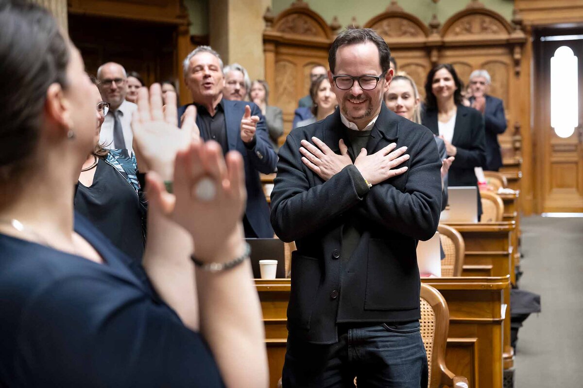 Balthasar Glaettli, GP-ZH, erhaelt Applaus von seinen Kollegen und Kolleginnen bei seiner Verabschiedung aus dem Parlament, am letzten tag der Fruehlingssession der Eidgenoessischen Raete