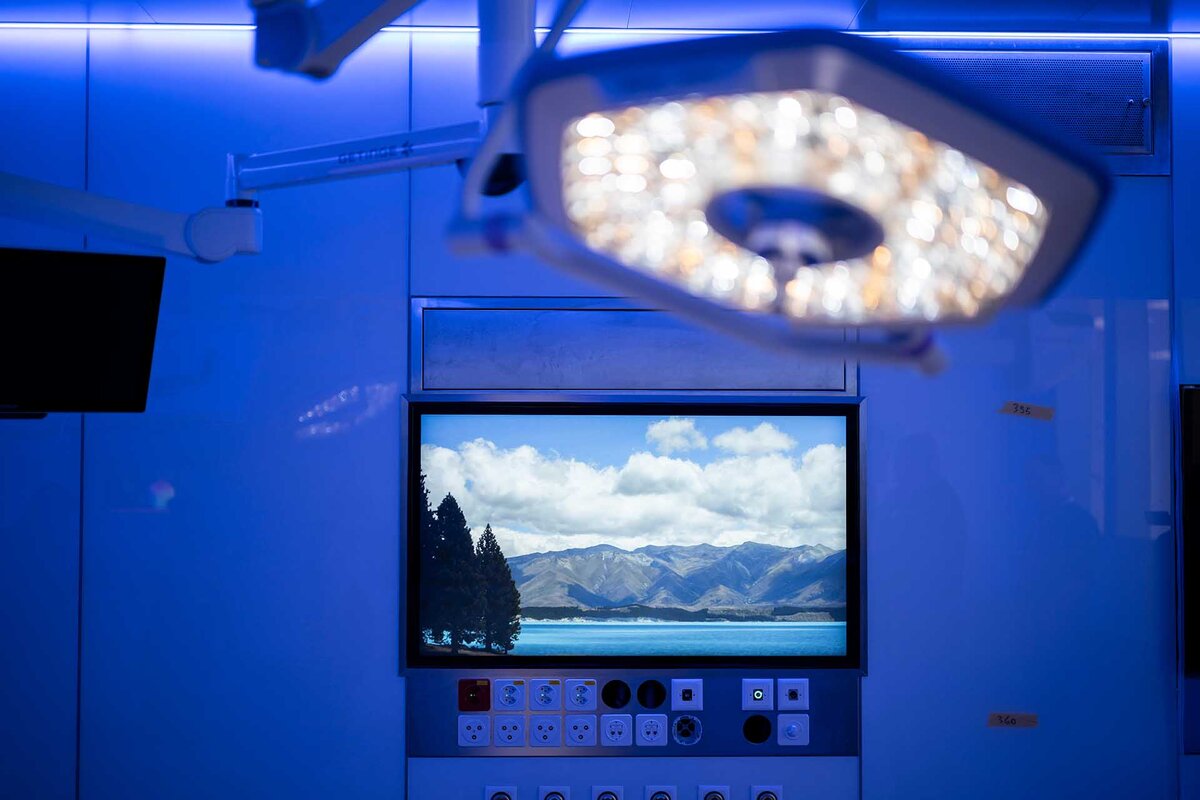 Bildschirme fuer Patienten im Operationssaal im Kantonsspital Graubuenden, aufgenommen im Rahmen eines Medienrundgangs