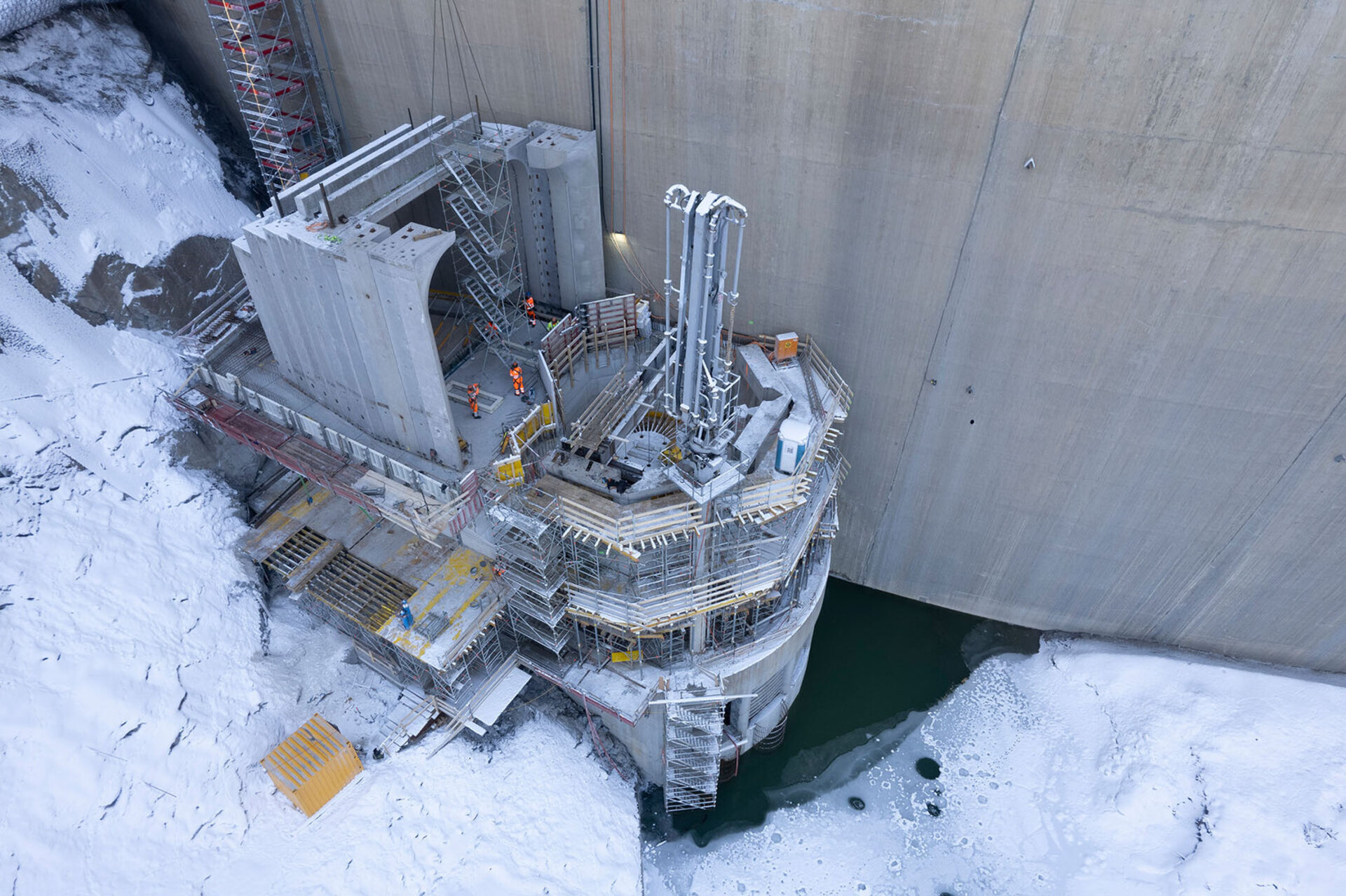 Chantier au lac de barrage de Gigerwald d'Axpo et des Kraftwerke Sarganserland.