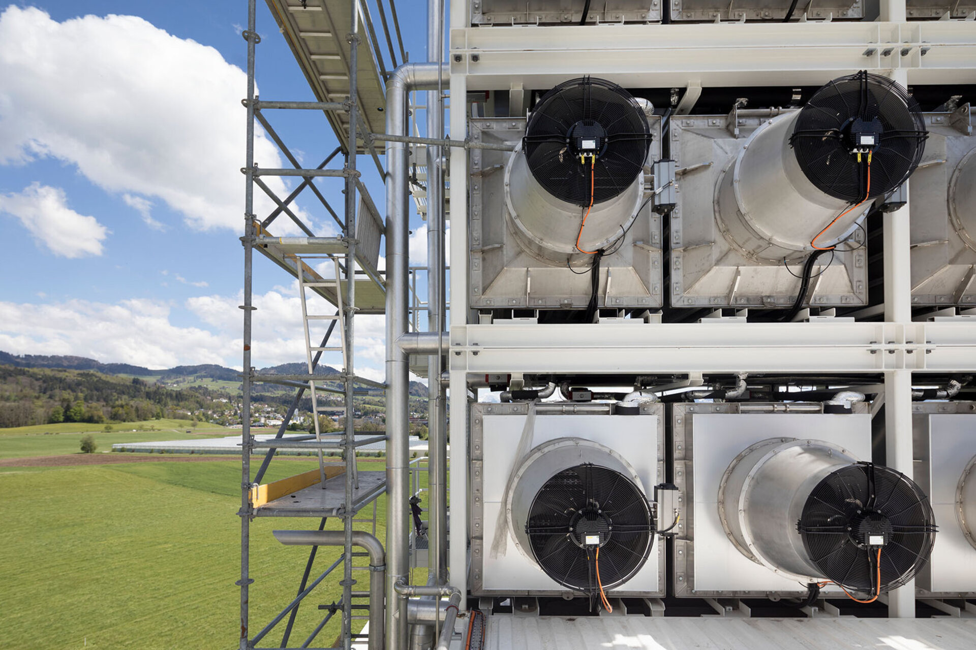 Anlage der Firma Climeworks nimmt CO2 aus der luft und verkauftund transportiert diese CO2 an neben bei stehende Gemuese Anbau Meier um der Gewaechshaus mit CO2 zu anzureichern.