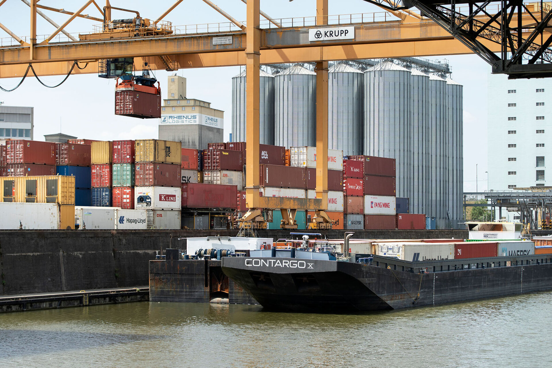Der Groesste Container Kran der Schweiz verschiebt Container im Container Terminal bei der Hafenbecken 2 der Rheinhafen am 10. Juli 2020 in Basel. 
