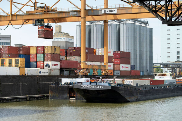 Der Groesste Container Kran der Schweiz verschiebt Container im Container Terminal bei der Hafenbecken 2 der Rheinhafen am 10. Juli 2020 in Basel. 
