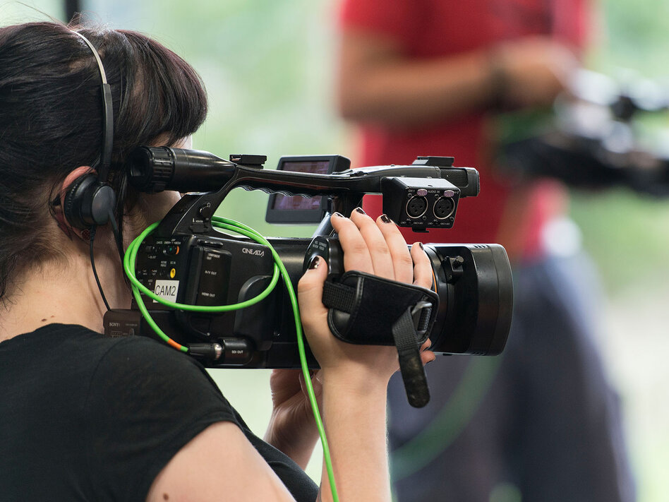 La camerawoman filme l'emission "Living Room", photographie chez Joiz.