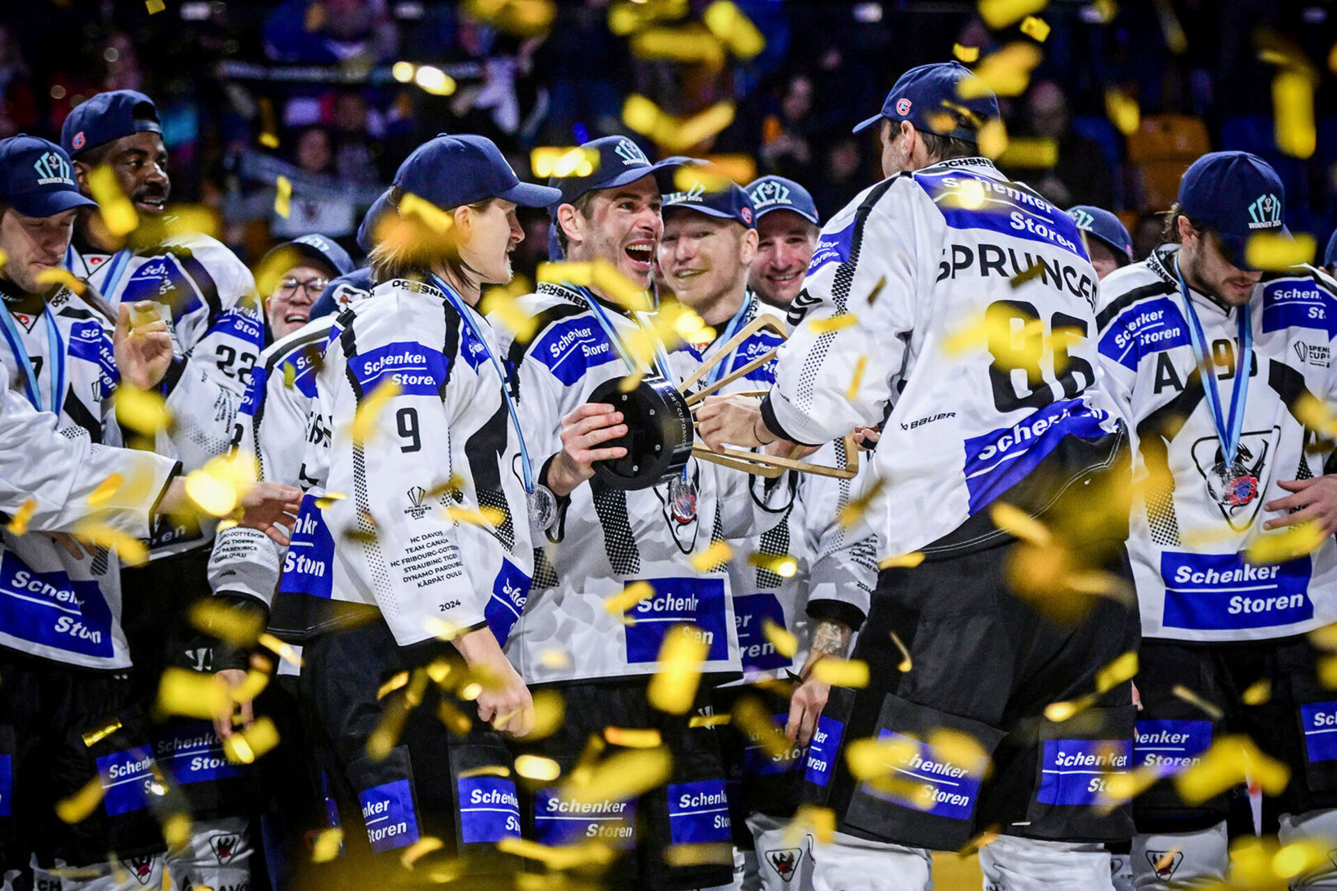 Raphael Diaz de Fribourg et l'equipe celebrent avec le trophee apres avoir remporte la finale entre les Straubing Tigers (Allemagne) et le HC Fribourg-Gotteron (Suisse), lors du 96e tournoi de hockey sur glace de la Coupe Spengler.
