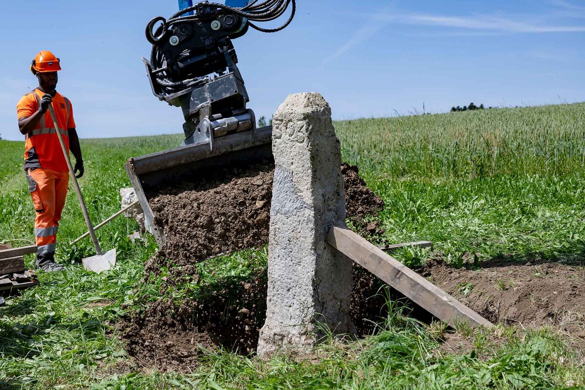 Des ouvriers installent une borne historique lors d'un point de presse concernant le deplacement de la frontiere entre les cantons de Fribourg et Vaud le mardi 16 juin 2026 a Siviriez.