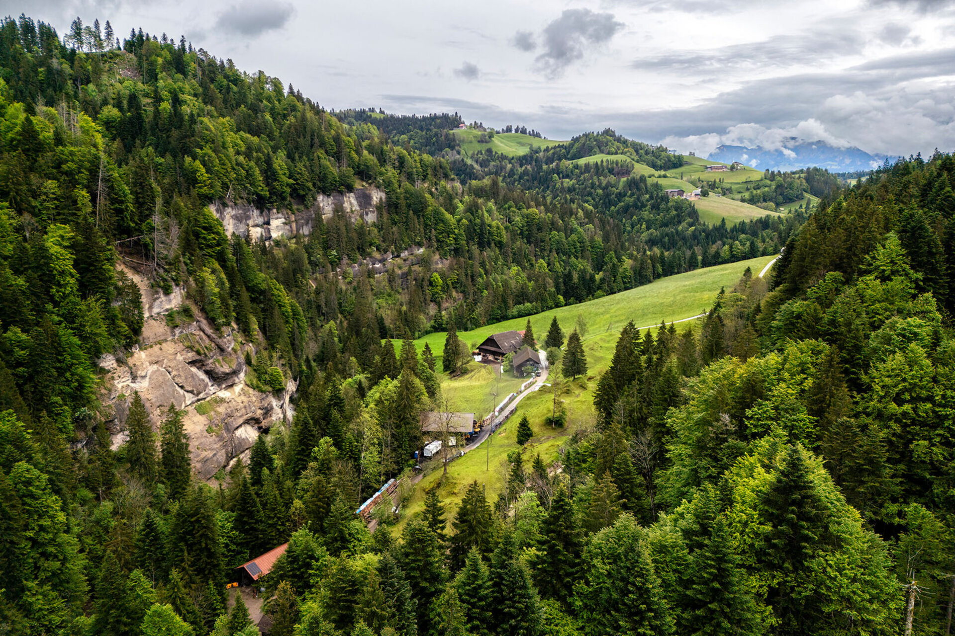 Vue d'ensemble de l'exploitation agricole a l'arriere-plan et de la place a charbon de Drachslis, dans l'Entlebuch.