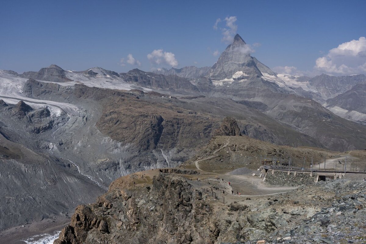 Menschen schauen das Bergpanorama, die Gletscher und das Matterhorn vom Gornergrat aus an
