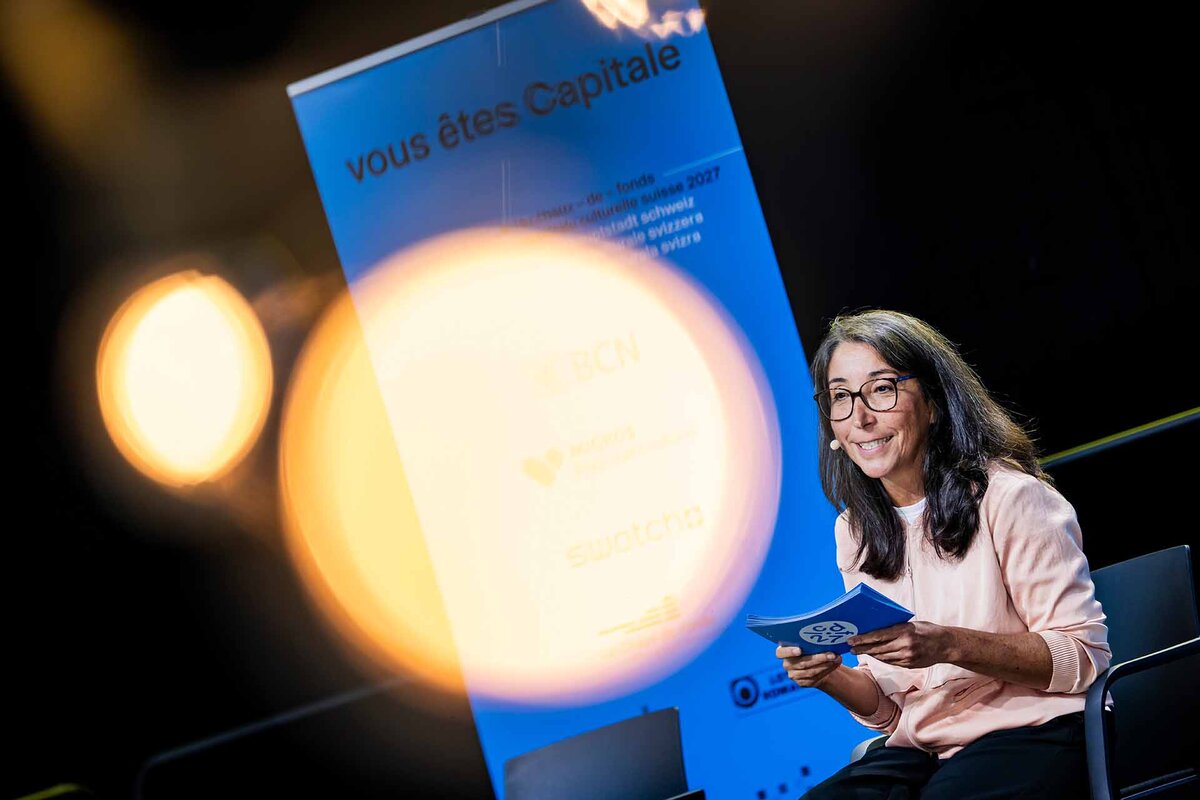 Laurence Perez, directrice artistique, de La Chaux-de-Fonds Capitale culturelle parle lors d'une conference de presse de La Chaux-de-Fonds Capitale culturelle sur sa programmation detaillee