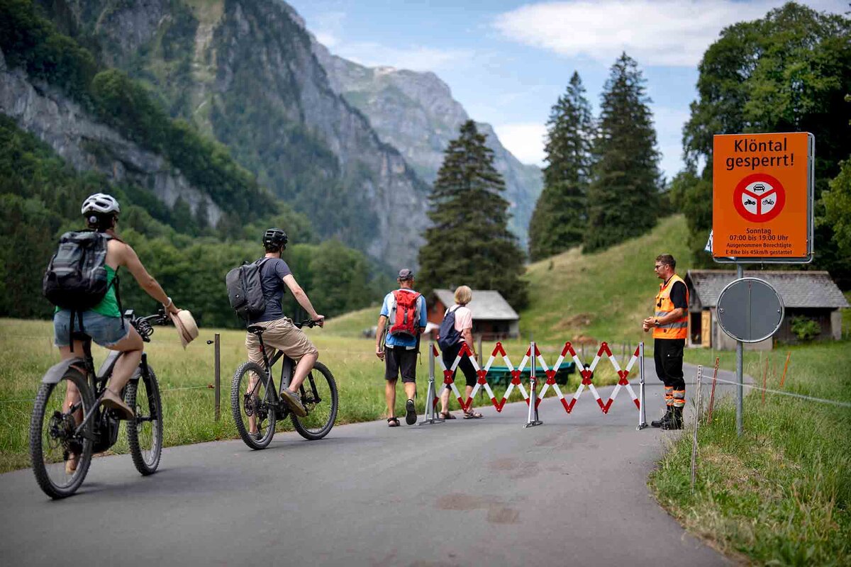 Wanderer und Fahrradfahrer passieren die gesperrte Zufahrt an der Schwammhoehe am Sonntag, 28. Juni 2026 in Riedern.