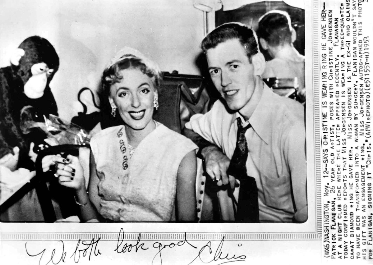 Christine Jorgensen, links, traegt den Diamantring, den sie von dem jungen Kuenstler Patrick Flanigan erhalten hat