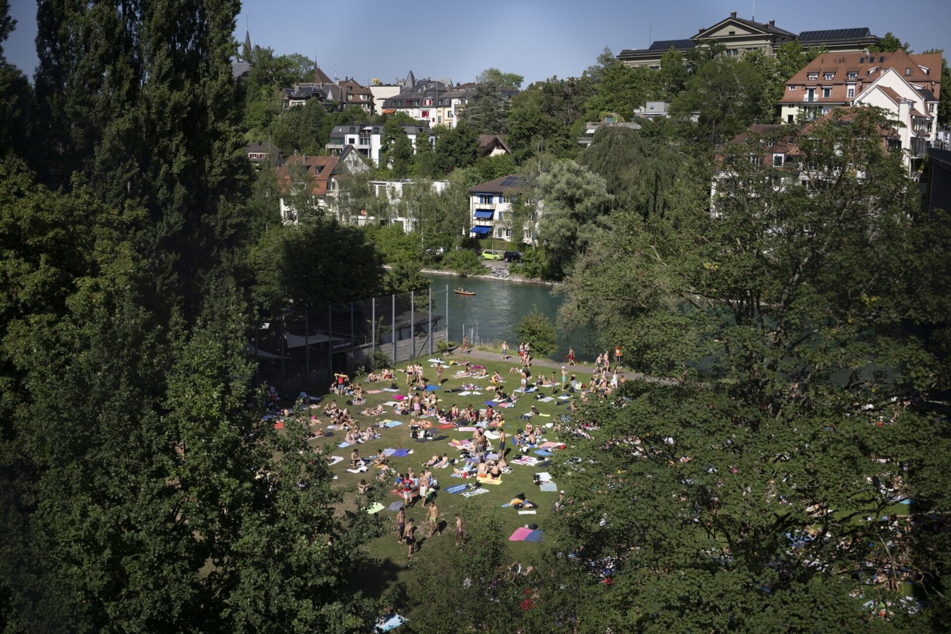 Menschen geniessen an einem Hitzetag die Sonne im Marzili