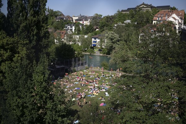Menschen geniessen an einem Hitzetag die Sonne im Marzili
