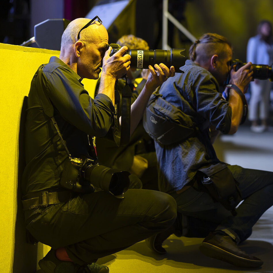 Le chef photographe de Keystone-ATS, Alessandro Della Valle (a gauche), au travail lors de l'Ukraine Recovery Conference (URC).