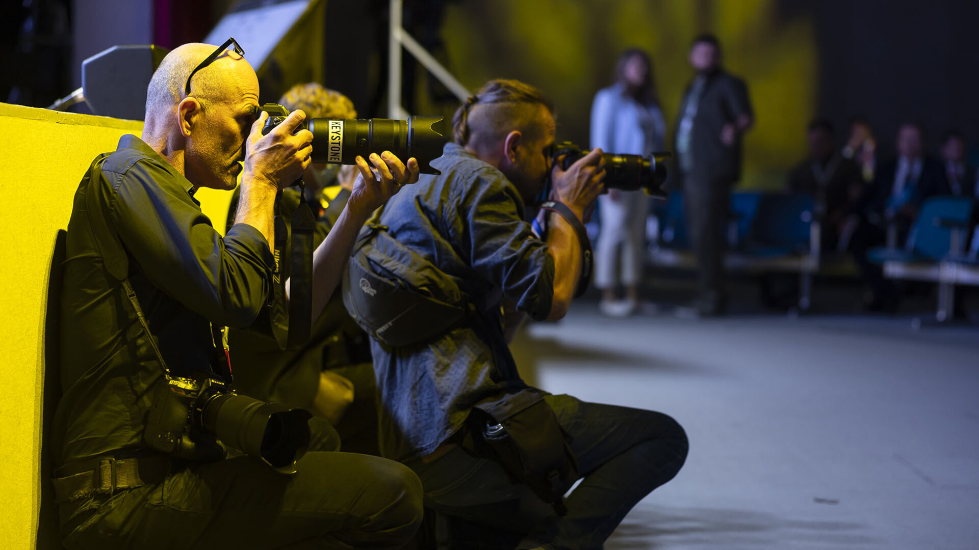 Le chef photographe de Keystone-ATS, Alessandro Della Valle (a gauche), au travail lors de l'Ukraine Recovery Conference (URC).