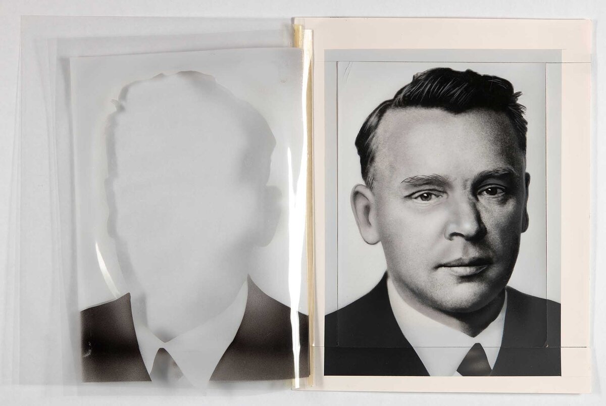 Bildagenturen beschaeftigten Retoucheure, um mangelhafte Aufnahmen nachzubearbeiten - eine Praxis, die heutigen Richtlinien nicht mehr entspricht. In diesem Beispiel wurde eine Portraitaufnahme mit Weisshoehung akzentuiert und die Umrandung mit einem transparenter Folie mit Airbrush-Technik eingefaerbt und als Layer erweitert - ganz so, wie heute in Bildbearbeitungsprogrammen mit Ebenen gearbeitet wird. Hier die aufgeklappter Version