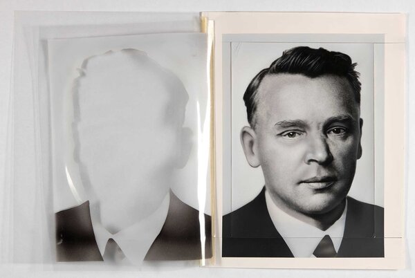 Bildagenturen beschaeftigten Retoucheure, um mangelhafte Aufnahmen nachzubearbeiten - eine Praxis, die heutigen Richtlinien nicht mehr entspricht. In diesem Beispiel wurde eine Portraitaufnahme mit Weisshoehung akzentuiert und die Umrandung mit einem transparenter Folie mit Airbrush-Technik eingefaerbt und als Layer erweitert - ganz so, wie heute in Bildbearbeitungsprogrammen mit Ebenen gearbeitet wird. Hier die aufgeklappter Version