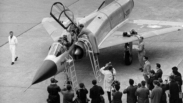 Eine Mirage III S bei der Besichtigung durch Bundesrat Paul Chaudet und weiteren Vertretern des Militaerdepartementes (EMD) auf dem Flugplatz Emmen am 2. April 1964