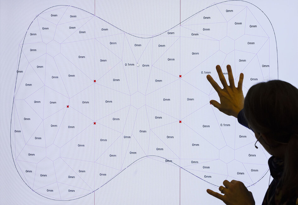 Sarah Schneider, cheffe de projet, presente la visualisation d'une sculpture architecturale plantee, "Jardins suspendus, Semiramis", dans le laboratoire de fabrication robotique de l'ETH Zurich.
