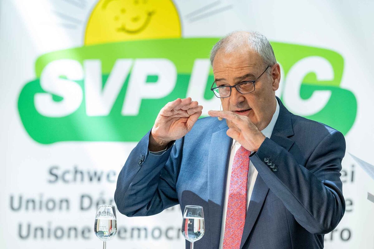 Bundesrat Guy Parmelin bei einem Interview auf der Buehne, anlaesslich der Delegiertenversammlung der SVP Schweiz vom Samstag, 22. August 2026 in der Waldmannhalle in Baar