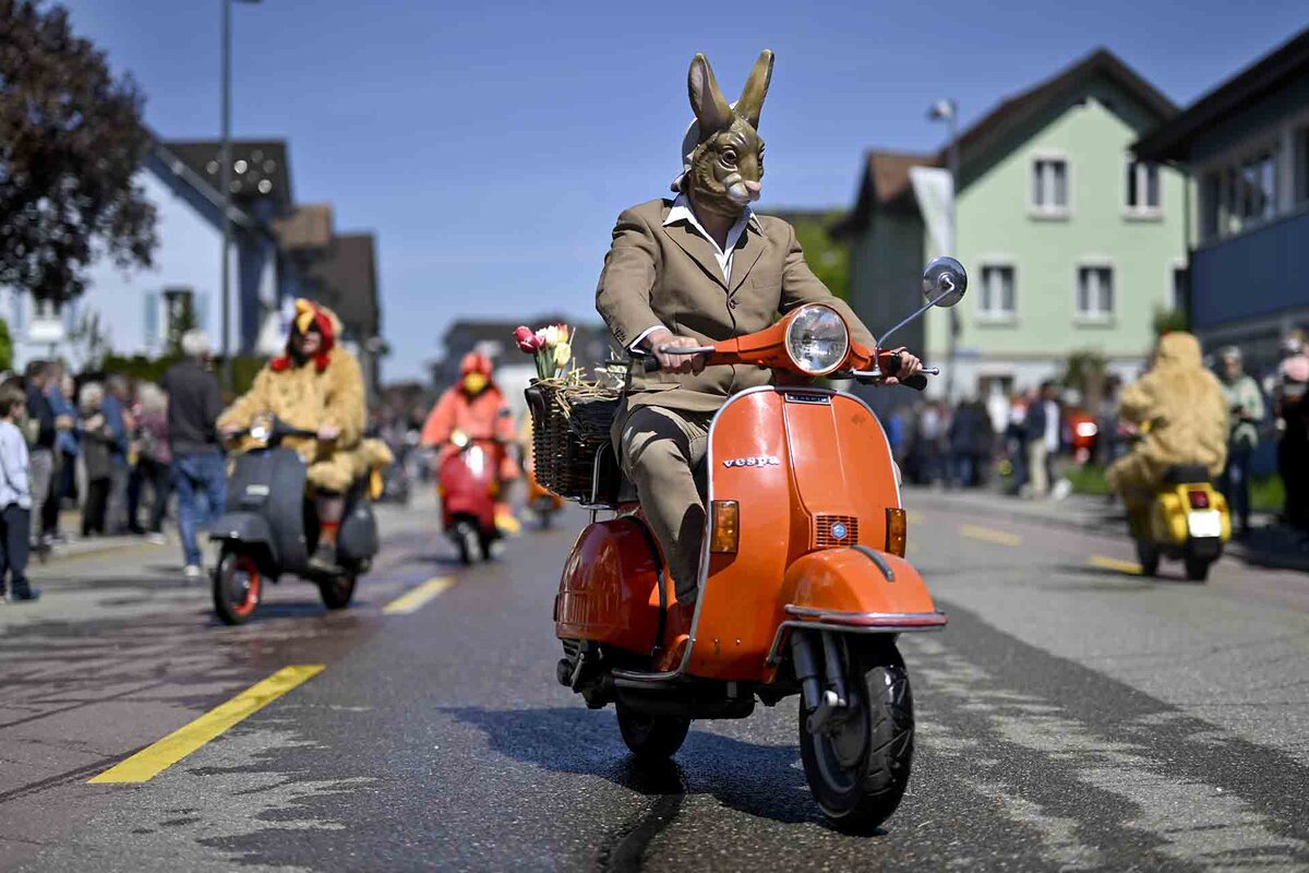 Ein Hase auf einem Roller faehrt durch Oberriet, am Eierlesefest, am Montag, 18. April 2022, in Oberriet. Am Fest wird das Erwachen der Natur und der Sieg des Fruehlings ueber den Winter gefeiert, verkoerpert durch den Kampf zwischen verkleideten Gestalten, den "Gruenen" und den "Duerren". 