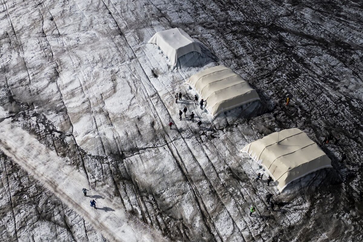 A gauche, une bache en geotextile recouvre un tas de glace et de neige, au centre, une bache fabriquee en laine de mouton recouvre un tas de glace et de neige, et a droite, une bache avec une meilleure densite fabriquee en laine de mouton recouvre un tas de glace et de neige lors de la presentation du projet "Keep It Wool" developpe par Summit Foundation avec l'Universite de Lausanne (UNIL) sur le glacier de Tsanfleuron le mercredi 2 septembre 2026 a Glacier 3000 au-dessus des Diablerets.